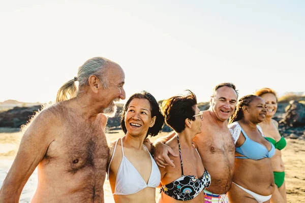 快乐的多种族资深朋友在暑假期间在海滩上玩得开心 不同的长者享受假期 — 图库照片
