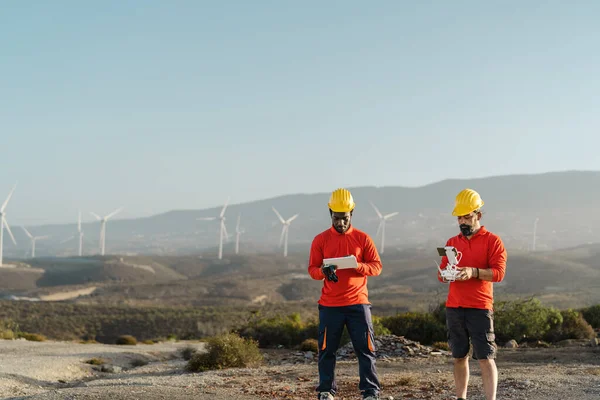 Ingegneri Droni Che Lavorano Nel Parco Eolico Energia Alternativa Concetto — Foto Stock