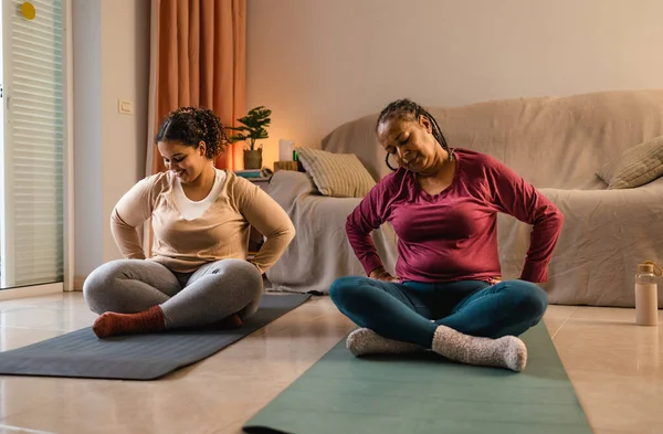 Glückliche Afrikanische Mutter Mit Ihrer Tochter Beim Yoga Hause — Stockfoto