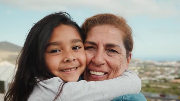 Szczęśliwe Latynoskie Dziecko Cieszące Się Czasem Babcią Uśmiechniętą Przed Kamerą — Wideo stockowe