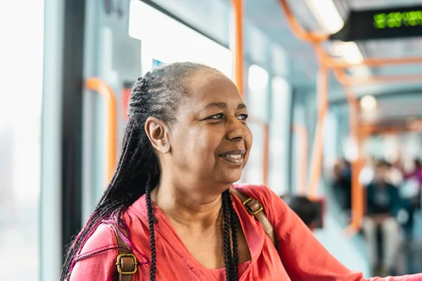 Happy African Wanita Senior Bepergian Dengan Trem Umum — Stok Foto