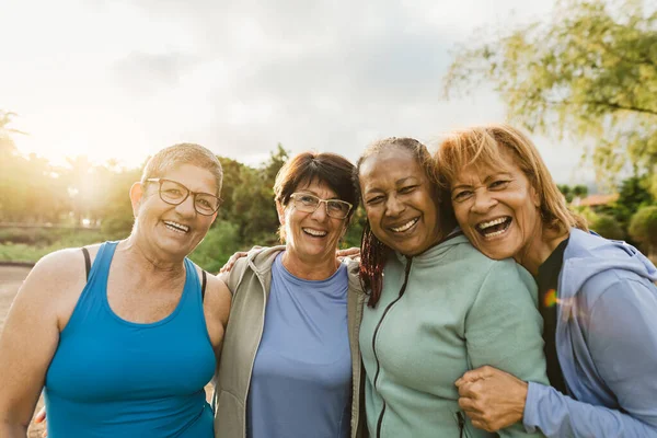 Gelukkig Multiraciale Vrouwelijke Vrienden Hebben Plezier Glimlachen Voorkant Van Camera — Stockfoto