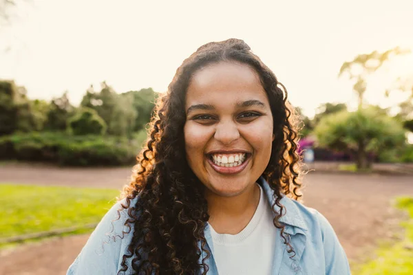 Happy African Gadis Muda Memiliki Menyenangkan Tersenyum Kamera Taman Umum — Stok Foto