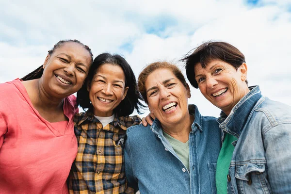 Happy Multirasial Wanita Senior Bersenang Senang Tersenyum Kamera Atap Rumah — Stok Foto