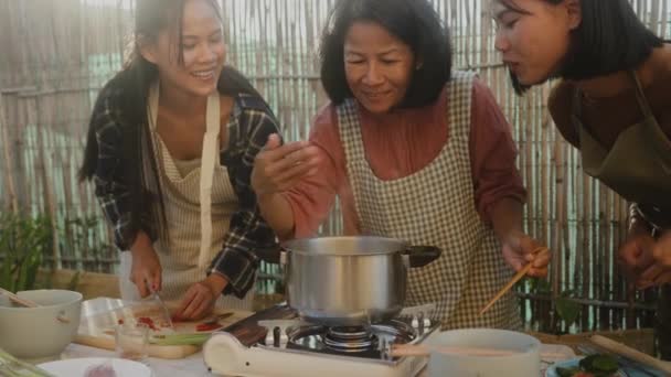东南亚的母亲和女儿们一起在自家的庭院里准备食物 — 图库视频影像