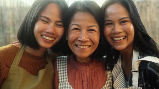 Feliz Familia Tailandesa Divirtiéndose Sonriendo Delante Cámara Mientras Prepara Receta — Vídeos de Stock