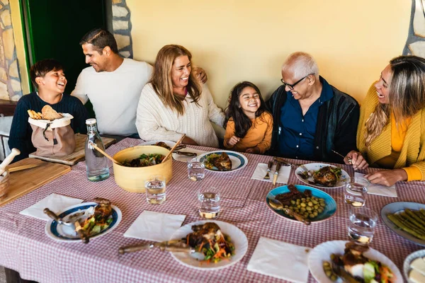 Boldog Latin Család Szórakozás Együtt Ebédelni Otthon — Stock Fotó