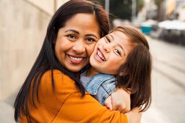 Glückliche Südostasiatische Mutter Mit Ihrer Tochter Die Spaß Der Innenstadt — Stockfoto