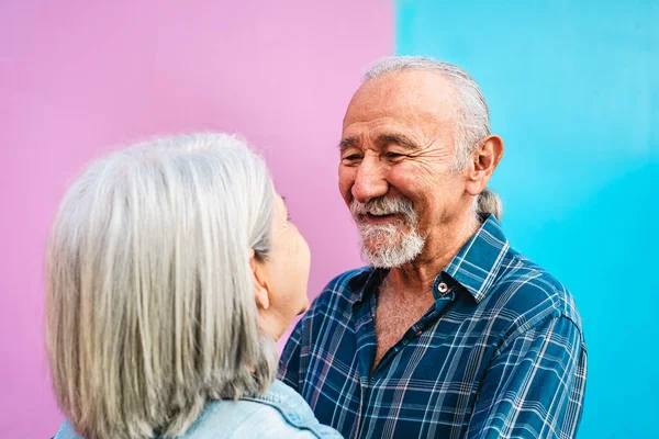 優しい瞬間を屋外に持っている幸せなシニアカップル 高齢者と愛の関係の概念 ロイヤリティフリーのストック写真