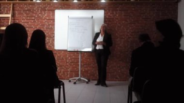 İş kadını konferans odasında sunum yapıyor. 