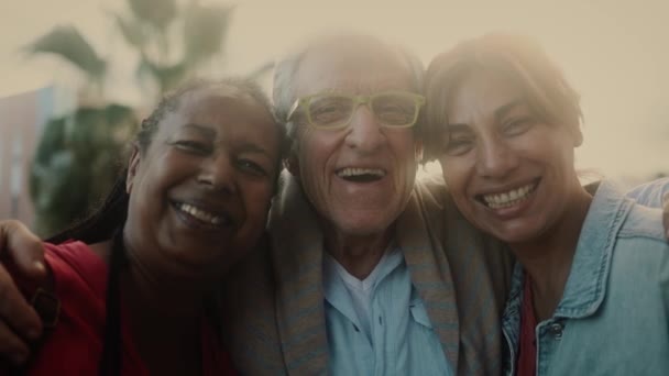 Ευτυχισμένοι Πολυφυλετικοί Άνθρωποι Διαφορετική Ηλικία Διασκεδάζουν Χαμογελώντας Μπροστά Από Την — Αρχείο Βίντεο