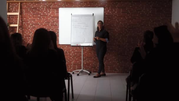 会議室でプレゼンテーションをするビジネス女性 — ストック動画