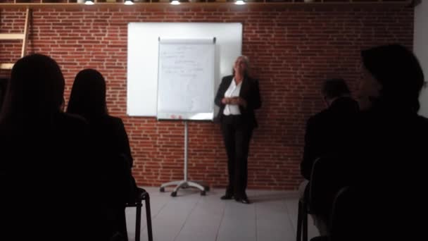 Επιχειρηματίας Κάνει Μια Παρουσίαση Στην Αίθουσα Συνεδριάσεων — Αρχείο Βίντεο