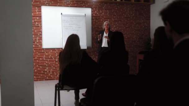 Επιχειρηματίας Κάνει Μια Παρουσίαση Στην Αίθουσα Συνεδριάσεων — Αρχείο Βίντεο