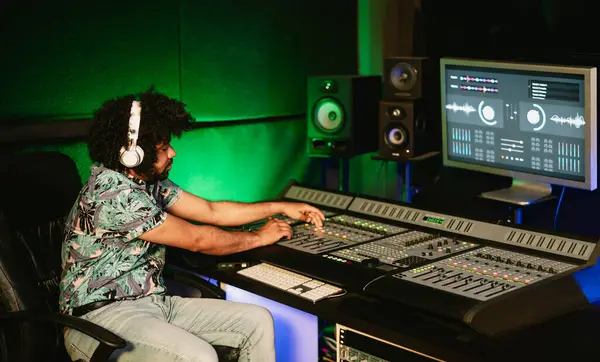 音楽レコーディングスタジオで音を混ぜる若手オーディオエンジニア ユースミュージシャンの人々のライフスタイルコンセプト — ストック写真