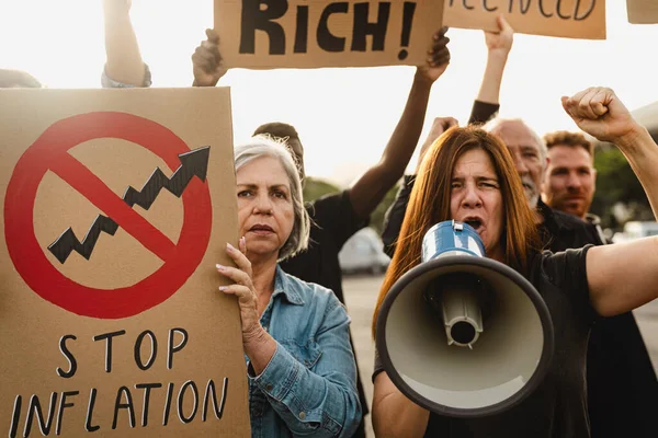 Мультирасовые Люди Протестуют Против Финансового Кризиса Глобальной Инфляции Концепция Активизма — стоковое фото