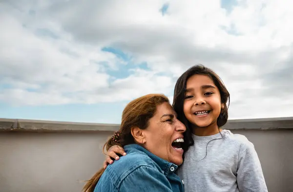 Happy Hispanik Anak Menikmati Waktu Dengan Nenek Atap Rumah — Stok Foto