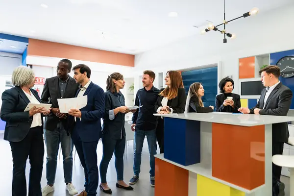 Tim Bisnis Multirasial Bekerja Sama Dalam Ruang Rapat Kantor Modern — Stok Foto