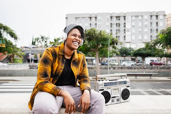Wanita Afrika Yang Bahagia Bersenang Senang Mendengarkan Musik Dengan Headphone Stok Gambar Bebas Royalti