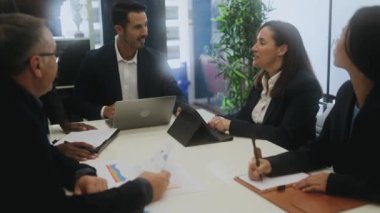 Çok ırklı iş adamları modern ofis yönetim kurulunda bir brifing veriyor. Beyin fırtınası ve takım çalışması konsepti.
