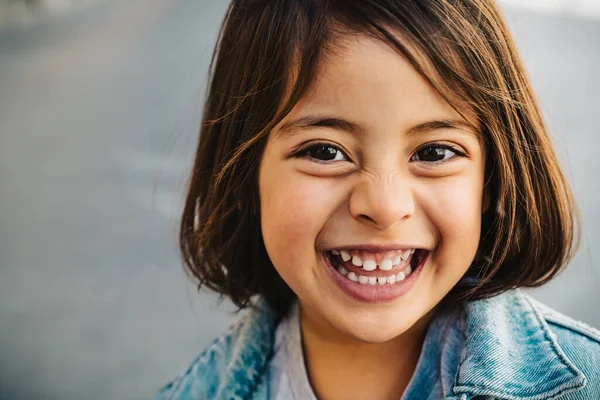 カメラに笑顔で楽しんでいる幸せな子供 ロイヤリティフリーのストック写真