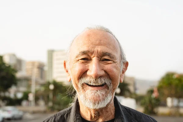 市内のカメラの前で笑顔ハッピーシニア男性 高齢者ライフスタイルのコンセプト ストックフォト