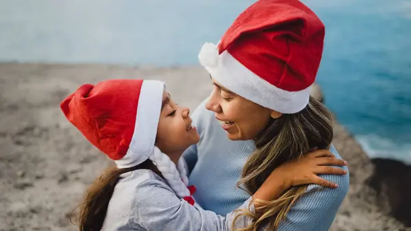 クリスマス休暇を楽しむ幸せなラテン語の家族 両親と休日の概念 ストック画像