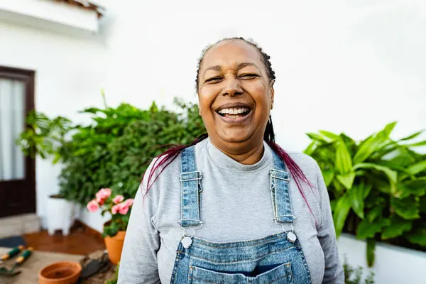Happy African Wanita Senior Berkebun Rumah — Stok Foto