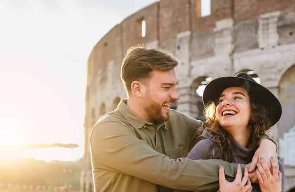 Счастливая Молодая Романтическая Пара Весело Проводящая Время Вместе Римском Колизее — стоковое фото