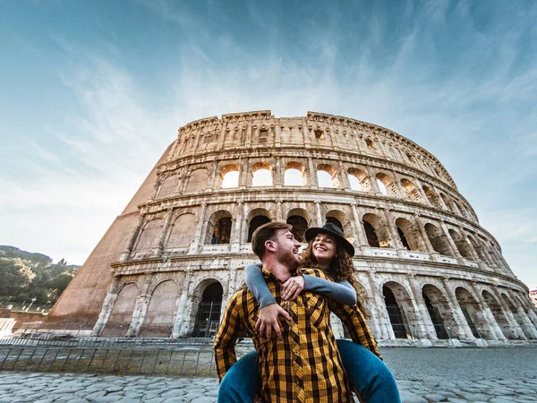 Jovem Casal Romântico Feliz Divertindo Juntos Roma Coliseu Relacionamento Amoroso — Fotografia de Stock