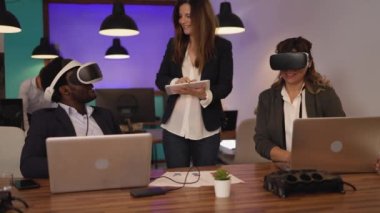 Modern birlikte çalışan yaratıcı alan teknolojisi ve yenilik kavramında fütüristik sanal gerçeklik gözlükleriyle çalışan iş adamları 
