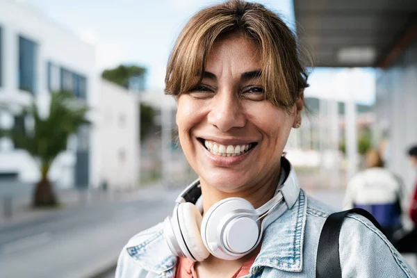 Wanita Latin Yang Bahagia Tersenyum Depan Kamera Sambil Menunggu Stasiun — Stok Foto