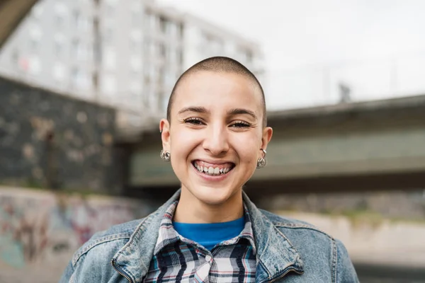 Wanita Muda Yang Bahagia Dengan Kepala Gundul Tersenyum Depan Kamera — Stok Foto