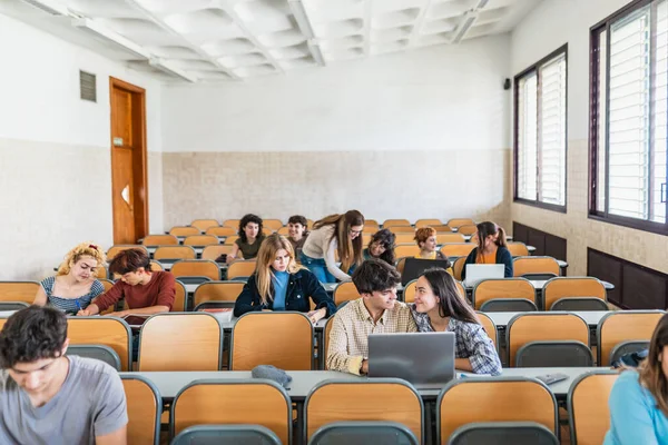 Jovens Que Estudam Dentro Sala Aula Universitária Conceito Educação — Fotografia de Stock
