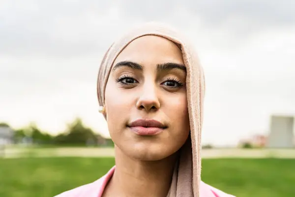 カメラの前を見ているムスリム女性の肖像画 ストック画像