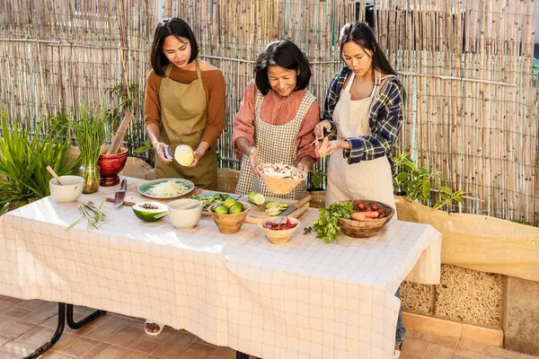 Юго Восточная Азиатская Мать Дочери Весело Готовят Тайскую Еду Рецепт Стоковое Фото