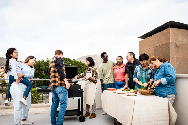 옥상에서 바베큐를하는 재미있는 다국적 행복한 다인종 사람들 로열티 프리 스톡 사진