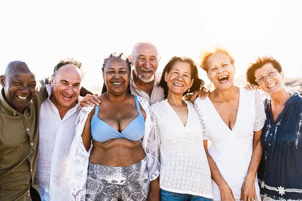 Fröhliche Senioren Mit Spaß Strand Die Kamera Lächeln Diverse Senioren Stockbild