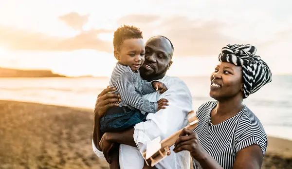 Glückliche Afrikanische Familie Die Den Sommerferien Spaß Strand Hat lizenzfreie Stockbilder