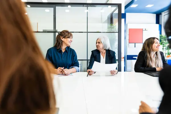 Mulheres Negócios Fazendo Briefing Sala Reuniões Escritório Moderno Brainstorming Conceito Imagem De Stock