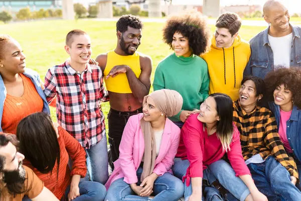 Щасливі Молоді Багаторасові Люди Розважаються Сидячи Траві Громадському Парку Різноманітність Стокова Картинка