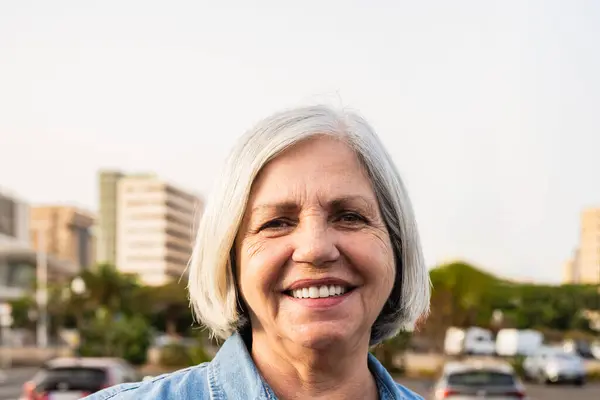 Mujer Mayor Feliz Sonriendo Delante Cámara Concepto Estilo Vida Las Fotos De Stock Sin Royalties Gratis