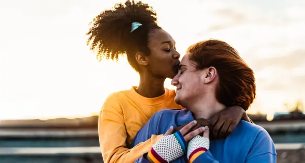 Açık Havada Romantik Bir Yaşayan Eşcinsel Çift Lgbt Aşk Ilişkisi — Stok fotoğraf