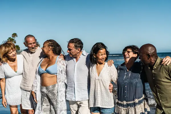 Gelukkige Multiraciale Senioren Die Zich Vermaken Het Strand Tijdens Zomervakantie Stockfoto