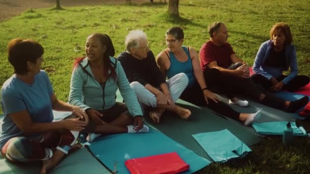 Gruppe Multiethnischer Senioren Freunde Macht Nach Dem Training Eine Pause — Stockvideo