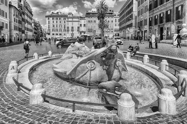 ROME - 14 Nisan 2021: İtalya 'nın en çok ziyaret edilen meydanlarından biri olan Piazza di Spagna' nın ikonik simgesi Fontana della Barcaccia