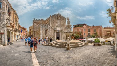 TAORMINA, ITALY - 11 AĞUSTOS 2021: Taormina, İtalya 'nın merkezindeki ana şehir manzaralarından biri olan manzaralı Katedral meydanının panoramik manzarası