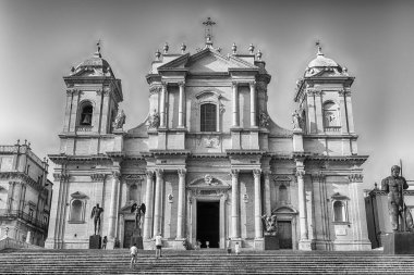 NOTO, ITALY - 12 AĞUSTOS 2021: Noto Katedrali cephesi, Sicilya Barok 'unun başyapıtı ve İtalya' nın Sicilya kentinin önemli simgesi