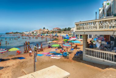 PUNTA SECCA, ITALY - 13 Ağustos 2021: Müfettiş Montalbano 'nun Evi, TV dizisi Andrea Camilleri' nin polisiye romanlarından uyarlanmıştır.