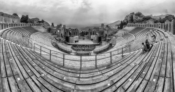 陶勒密那 意大利 2021年8月11日 意大利西西里陶勒密那古代剧场内的风景景观 它建于公元前三世纪 今天仍然被用作一年一度的艺术节的场地 — 图库照片
